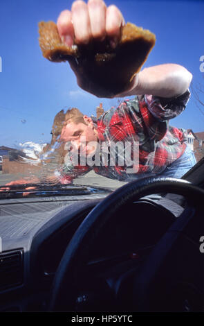 Mann Waschen Auto am Haus Einfahrt Leeds uk Stockfoto