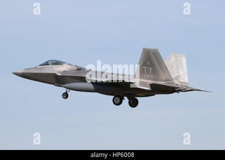 95Th Fighter Squadron eine F-22 Raptors Ansatz von RAF Lakenheath in Suffolk. Diese wurden an die das Vereinigte Königreich während der usaf Schnelle Raptor Übung bereitgestellt. Stockfoto