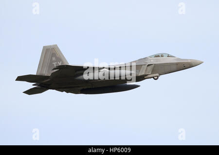 USAF F-22A Raptor Überschießen der Landebahn auf RAF Lakenheath. 95. FS F-22 wurden in das Vereinigte Königreich als Teil der Übung schnelle Raptor eingesetzt. Stockfoto