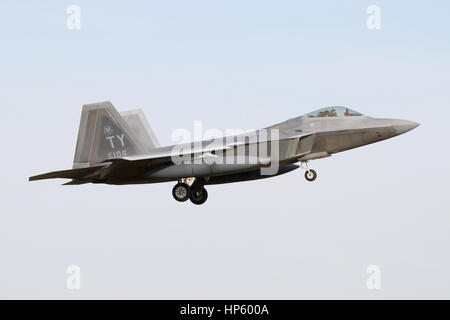 95Th Fighter Squadron eine F-22 Raptors Ansatz von RAF Lakenheath in Suffolk. Diese wurden an die das Vereinigte Königreich während der usaf Schnelle Raptor Übung bereitgestellt. Stockfoto