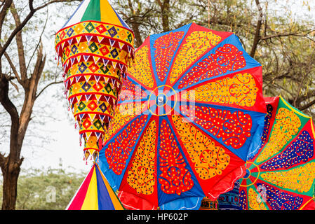 Einen riesigen bunten Regenschirm bedeutete für die Dekoration an einer Kunstmesse. Stockfoto