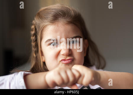 Mädchen mit einem dummen Gesichtsausdruck Stockfoto