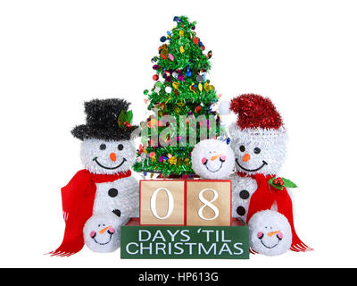 08 Tage bis Weihnachten hell Buche Holzblöcke mit roten Zierleisten auf einem grünem Sockel mit Lametta Weihnachtsbaum, Schneeball, Herr und Frau Schneemann Schneemänner-Kopf Stockfoto