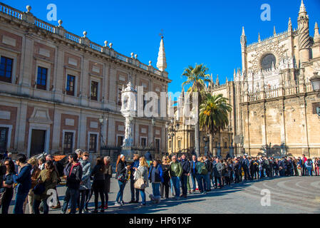 Touristen, die in der Schlange für den Eintritt von Real Alcazar Palast in Sevilla, Spanien Stockfoto