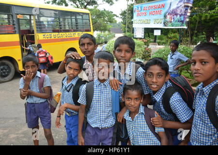 Mumbai, Indien - 28. Oktober 2015 - Kinder von Kindern «s nach Hause fahren im Schulbus powered by erwerfen Projekt mit Sitz in Europa Stockfoto