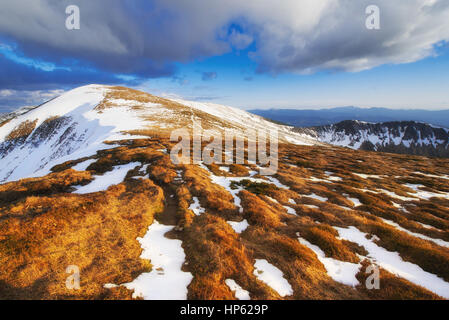 Mysteriöse Winter Landschaft majestätische Berge Stockfoto