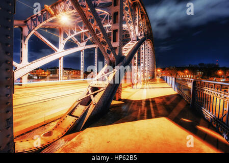 Vistula Flusses Promenade sonnigen Tag Winterschnee, Krakau, Po zu überbrücken Stockfoto