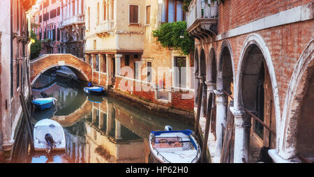 Traditionellen Gondeln am schmalen Kanal zwischen bunten historischen Häuser in Venedig Italien Stockfoto