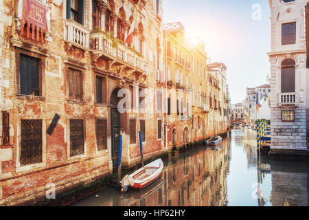 Gondeln auf Kanal in Venedig.  ist ein beliebtes Touristenziel Europas Stockfoto