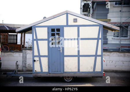 Ein Gartenhaus auf einem Anhänger wurde zur Baustelle geliefert. Stockfoto