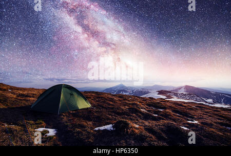 Der bestirnte Himmel über dem Zelt in die Berge. Magische Ereignis in f Stockfoto