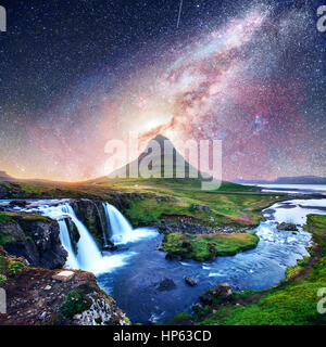 Fantastischen Sternenhimmel über Landschaften und Wasserfälle. Kirkjufell Berg, Island mit freundlicher Genehmigung von NASA. Stockfoto