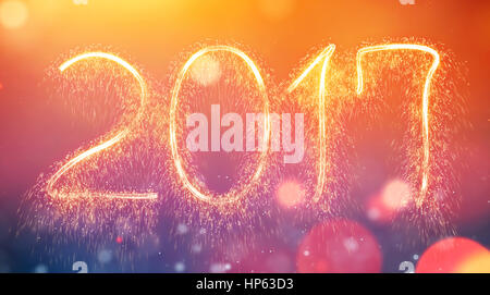 Geschrieben mit Sparkle Feuerwerk, Silvester-Konzept auf Hintergrund gold schimmerndes Licht und Bokeh. Stockfoto