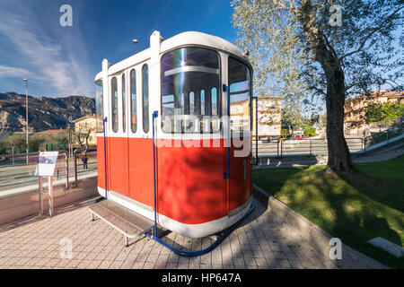 Malcesine, Italien - 18. Januar 2016: Alte Seilbahn vor der neuen Seilbahn Malcesine-Monte Baldo. Stockfoto