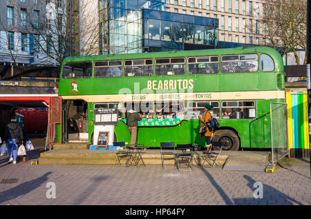 Eine alte Doppeldecker-Bus, die in ein mexikanisches Essen Café und Takeawy in die Bearpit, Bristol, UK umgewandelt wurde. Stockfoto