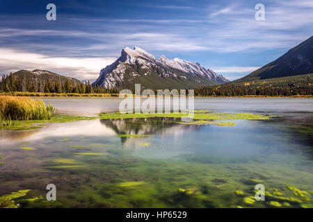Lange Belichtung des Mount Rundle mit Reflexion aus dem Zweiten Vermilion Lake im Banff National Park, Alberta, Kanada. Stockfoto
