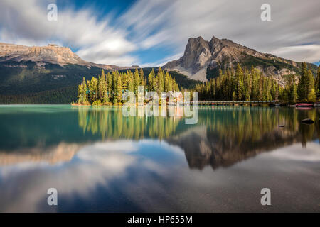 Emerald Lake mit Emerald Lake Lodge auf einer kleinen Insel im Yoho Nationalpark, Britisch-Kolumbien Stockfoto