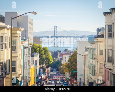 Die San Francisco-Oakland Bay Bridge aus Pacific Avenue in Chinatown, San Francisco, Kalifornien. Stockfoto