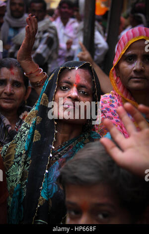 Porträt einer indischen Frau während Holi Feierlichkeiten in Vrindavan, Indien Stockfoto
