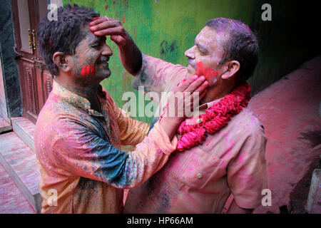 Zwei Männer spielen mit Pigmenten während Holi Feierlichkeiten in Vrindavan, Indien Stockfoto