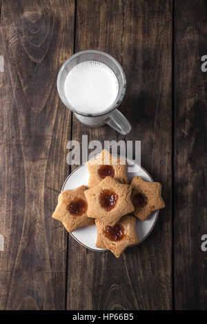 Frische Kekse mit Früchten Gelee über rustikalen hölzernen Hintergrund von oben Stockfoto
