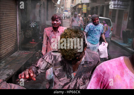 Mann in den Straßen während Holi feiern in Vrindavan, Indien Stockfoto