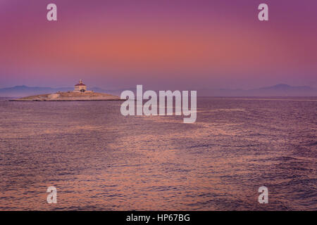 Malerischer Blick auf die Marmorinsel Pokonji Dol vor der Stadt Hvar, Kroatien. Stockfoto