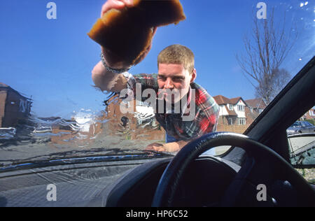 Mann Waschen Auto am Haus Einfahrt Leeds uk Stockfoto