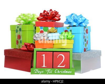 12 Tage bis Weihnachten rot Holzblöcke in ein grünes Feld mit präsentiert gestapelt auf und um es isoliert auf einem weißen Hintergrund. Stockfoto