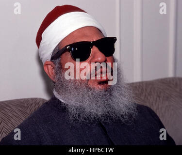 Scheich Omar Abdel Rahman hält eine Pressekonferenz in seiner Wohnung am 6. April 1993. Rahman, der Anführer der "Islamische Gruppe" wurde 1995 von seditious Verschwörung in Bezug auf das World Trade Center Bombardierung und Pläne, weitere Sehenswürdigkeiten zu bombardieren verurteilt.  Rahman ist in den Correctional Complex Butner in North Carolina im Alter von 78 Jahren gestorben. Er war ein lebenslanger Haft für seine Rolle in der 1993 World Trade Center Bombardierung.  (© Frances M. Roberts) Stockfoto