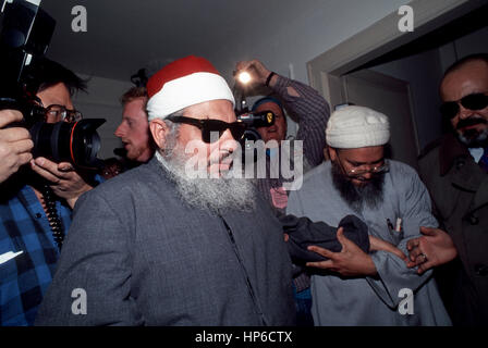 Sheik Omar Abdel Rahman (C) hält eine Pressekonferenz in seiner Wohnung am 6. April 1993. Rahman, der Anführer der "Islamische Gruppe" wurde 1995 von seditious Verschwörung in Bezug auf das World Trade Center Bombardierung und Pläne, weitere Sehenswürdigkeiten zu bombardieren verurteilt.   Rahman ist in den Correctional Complex Butner in North Carolina im Alter von 78 Jahren gestorben. Er war ein lebenslanger Haft für seine Rolle in der 1993 World Trade Center Bombardierung. (© Frances M. Roberts) Stockfoto