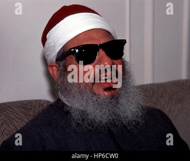 Scheich Omar Abdel Rahman hält eine Pressekonferenz in seiner Wohnung am 6. April 1993. Rahman, der Anführer der "Islamische Gruppe" wurde 1995 von seditious Verschwörung in Bezug auf das World Trade Center Bombardierung und Pläne, weitere Sehenswürdigkeiten zu bombardieren verurteilt.  Rahman ist in den Correctional Complex Butner in North Carolina im Alter von 78 Jahren gestorben. Er war ein lebenslanger Haft für seine Rolle in der 1993 World Trade Center Bombardierung. (© Richard B. Levine) Stockfoto