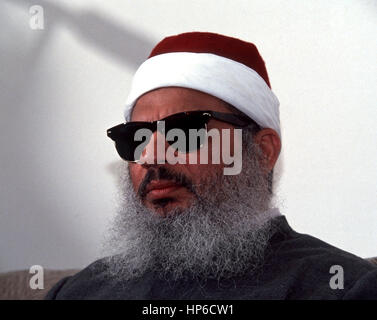 Scheich Omar Abdel Rahman hält eine Pressekonferenz in seiner Wohnung am 6. April 1993. Rahman, der Anführer der "Islamische Gruppe" wurde 1995 von seditious Verschwörung in Bezug auf das World Trade Center Bombardierung und Pläne, weitere Sehenswürdigkeiten zu bombardieren verurteilt.  Rahman ist in den Correctional Complex Butner in North Carolina im Alter von 78 Jahren gestorben. Er war ein lebenslanger Haft für seine Rolle in der 1993 World Trade Center Bombardierung. (© Richard B. Levine) Stockfoto