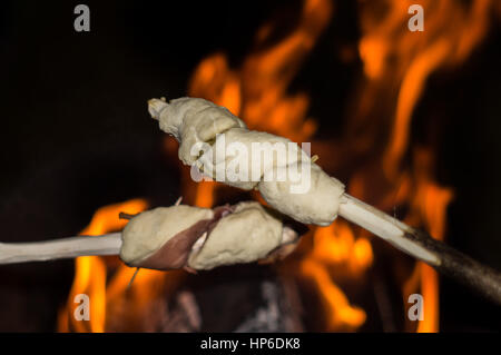 Lagerfeuer Brot auf Stick im Feuer Stockfoto