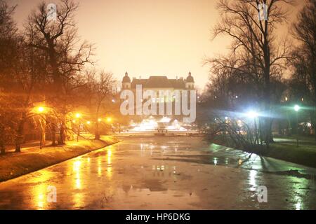 Die fünfte jährliche Winter Abend des Lichts war im Park Royal Lazienki (Königlichen Bäder) am 18. Februar 2017 in Warschau statt. Am Abend präsentiert den Park in Licht und Leuchten beleuchtet. Das Projekt ist Teil eines internationalen Projekts "Gärten der Lichter" genannt. In Europa und der ganzen Welt verschiedene Parks auch oben, leuchtet auch der Fürst-Pückler-Park in Bad Muskau in Deutschland, die Zarskoje Selo-Museum in Sankt Petersburg in Russland, der Prinz Kung Mansion in Peking in China, der Château de Lunéville in Frankreich und das Schloss Frederiksborg in Hillerød in Dänemark. Stockfoto