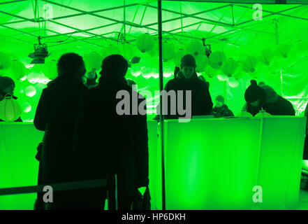 Die fünfte jährliche Winter Abend des Lichts war im Park Royal Lazienki (Königlichen Bäder) am 18. Februar 2017 in Warschau statt. Am Abend präsentiert den Park in Licht und Leuchten beleuchtet. Das Projekt ist Teil eines internationalen Projekts "Gärten der Lichter" genannt. In Europa und der ganzen Welt verschiedene Parks auch oben, leuchtet auch der Fürst-Pückler-Park in Bad Muskau in Deutschland, die Zarskoje Selo-Museum in Sankt Petersburg in Russland, der Prinz Kung Mansion in Peking in China, der Château de Lunéville in Frankreich und das Schloss Frederiksborg in Hillerød in Dänemark. Stockfoto