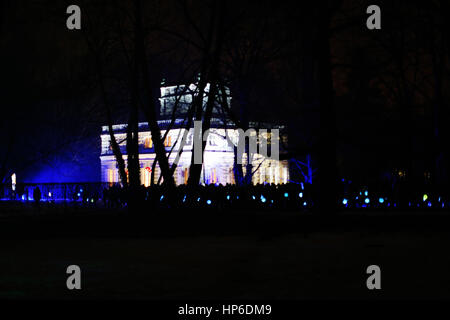 Die fünfte jährliche Winter Abend des Lichts war im Park Royal Lazienki (Königlichen Bäder) am 18. Februar 2017 in Warschau statt. Am Abend präsentiert den Park in Licht und Leuchten beleuchtet. Das Projekt ist Teil eines internationalen Projekts "Gärten der Lichter" genannt. In Europa und der ganzen Welt verschiedene Parks auch oben, leuchtet auch der Fürst-Pückler-Park in Bad Muskau in Deutschland, die Zarskoje Selo-Museum in Sankt Petersburg in Russland, der Prinz Kung Mansion in Peking in China, der Château de Lunéville in Frankreich und das Schloss Frederiksborg in Hillerød in Dänemark. Stockfoto