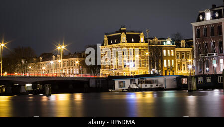 Fluss Amstel in Amsterdam bei Nacht Stockfoto