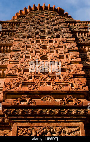 Schön geschnitzte alte Jain-Tempel gebaut im 6. Jahrhundert n. Chr. in Osian. Es ist eine antike Stadt in Jodhpur, Rajasthan, Indien. Stockfoto