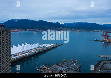 Vancouver, Kanada - 28. Januar 2017: Canada Place und Vancouver Hafen von oben bei Nacht. Stockfoto