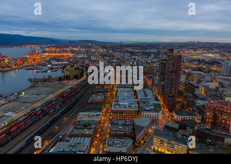 Vancouver, Kanada - 28. Januar 2017: Vancouver Stadtbild bei Nacht mit den Hafen, Gastown und Berge im Hintergrund. Stockfoto