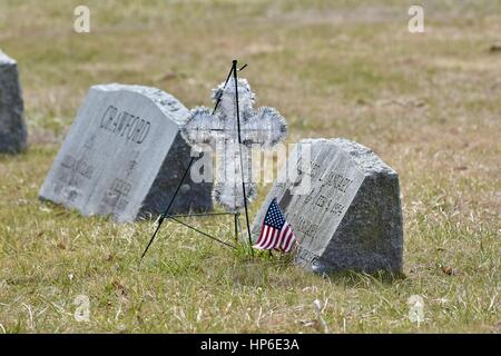 Grabstein auf einem kleinen Friedhof mit Erinnerung zurückgelassen Stockfoto