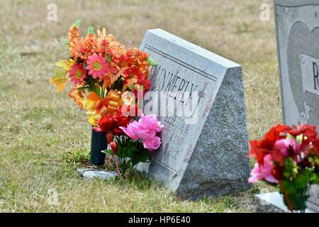 Grabstein auf einem kleinen Friedhof mit Erinnerung zurückgelassen Stockfoto