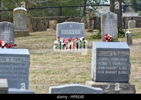 Grabstein auf einem kleinen Friedhof mit Erinnerung zurückgelassen Stockfoto