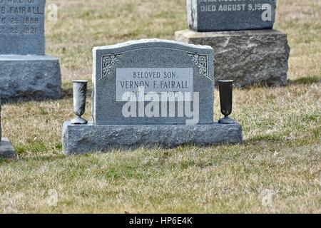 Grabstein auf einem kleinen Friedhof mit Erinnerung zurückgelassen Stockfoto