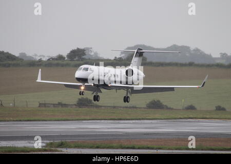 N526EE, eine Gulfstream Aerospace G-V durch die Golfer Ernie Els verwendet, statt Prestwick Flughafen vor dem Open Golf Championship in Royal Troon Stockfoto