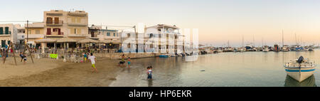 Paros, Griechenland 1. August 2016. Menschen genießen ihren Sommerurlaub am Pisw Livadi auf Paros in Griechenland. Stockfoto