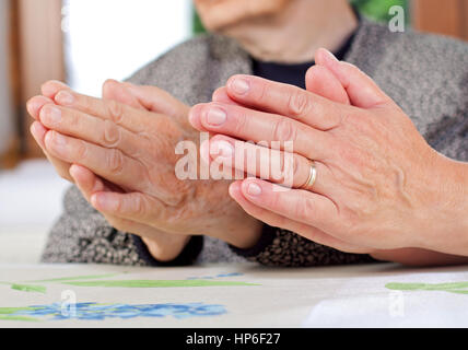 Bild von einem Arzt und einem Patienten Hand gemeinsam beten Stockfoto