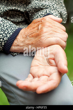 Eine ältere Frau ihren schmerzlichen Handgelenk Holding Stockfoto