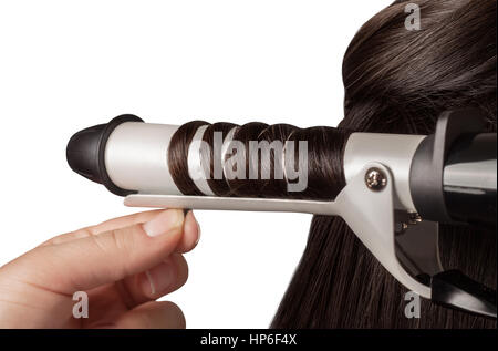 Haar-Eisstockschießen-Prozess. Friseur Frau locken ihr Haar. Frisuren Friseur zu schaffen. Professionelles Werkzeug für die Erstellung von locken Stockfoto